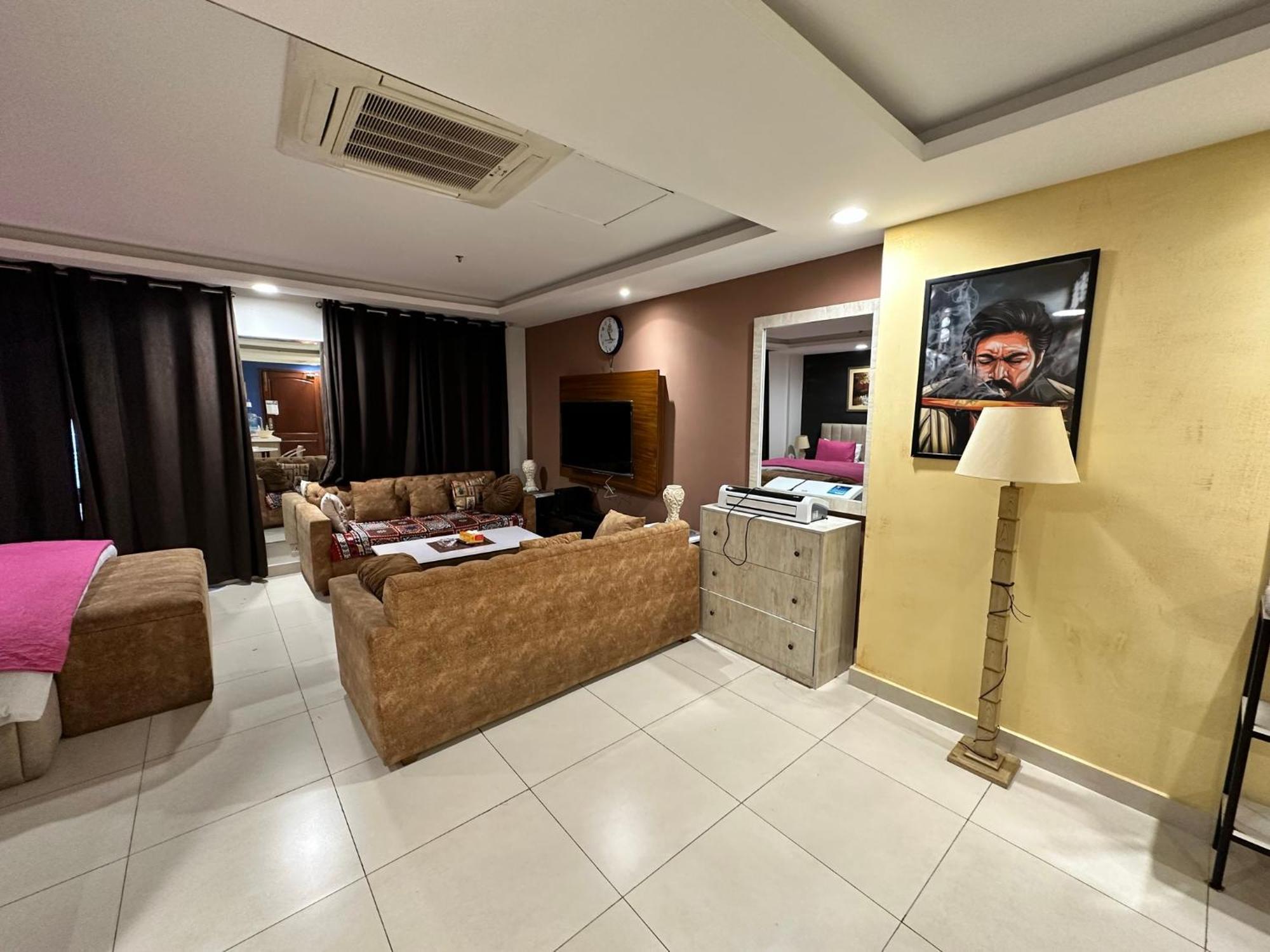 Sunset Luxury Gold Crest Mall Residency 라호르 외부 사진